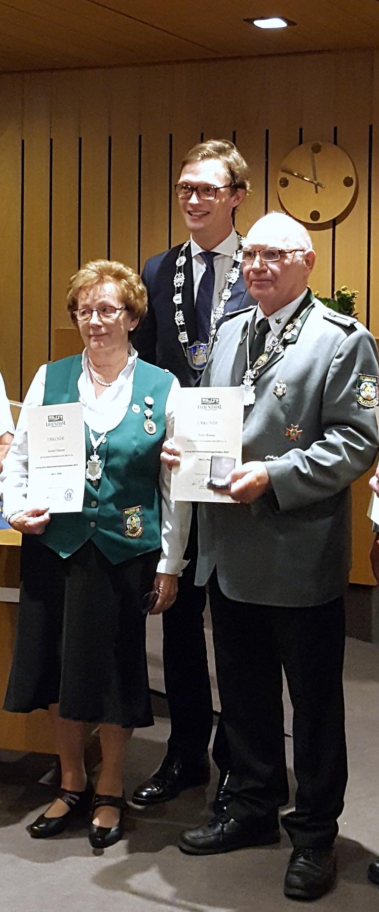 Die ersten Gemeindekönige Gerda Urbrock und Peter Ramke mit Bürgermeister Tangermann